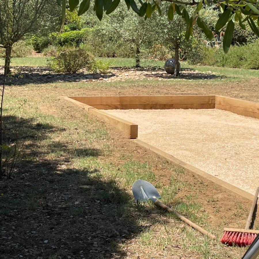 Création et nivellement d'une piste de boules en clapissette.