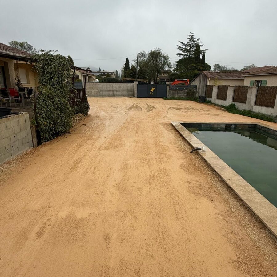 Nettoyage et nivellement de terrain